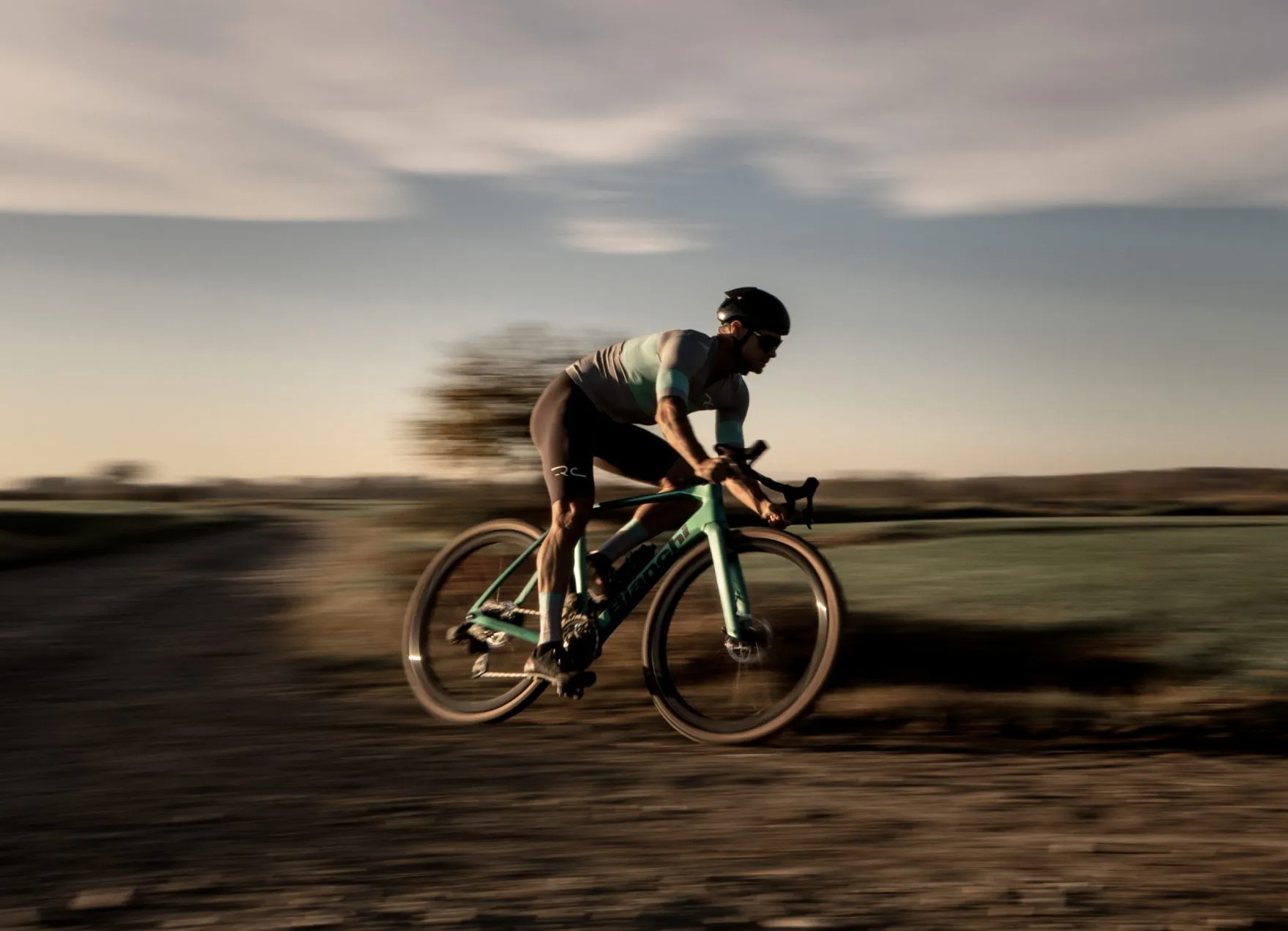 Bici gravel su strada bianca